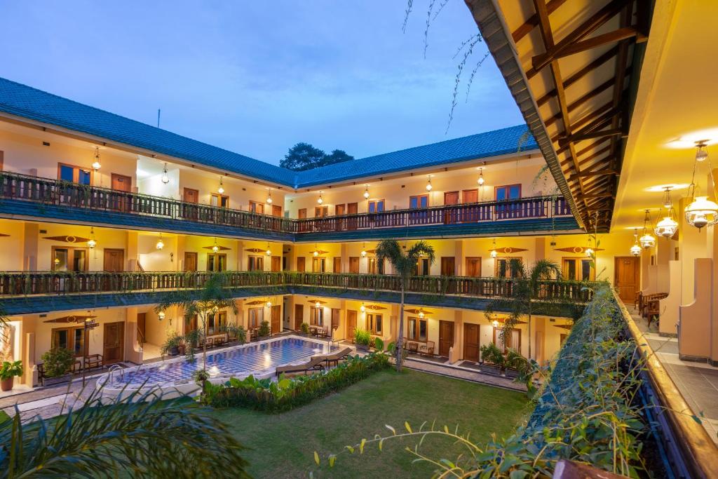 La alberca dentro o cerca de Diana Hotel Jogja