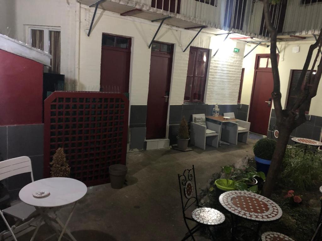 Hotel Chevallier - Single Room With Shared Exterior Toilet