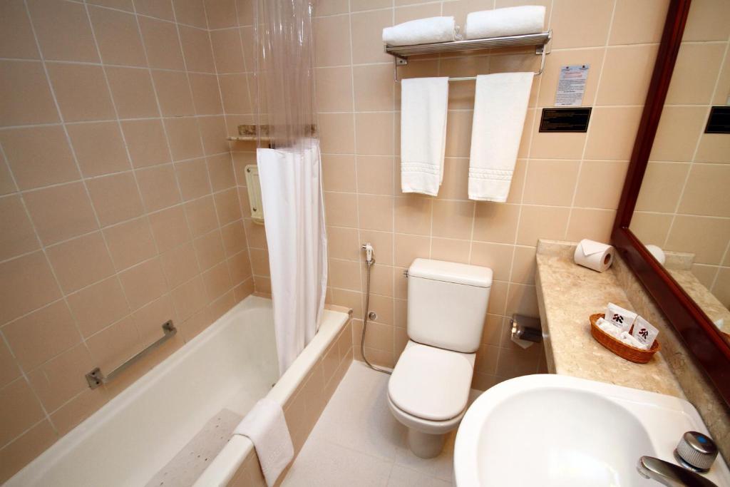 Um banheiro em San Raphael Hotel