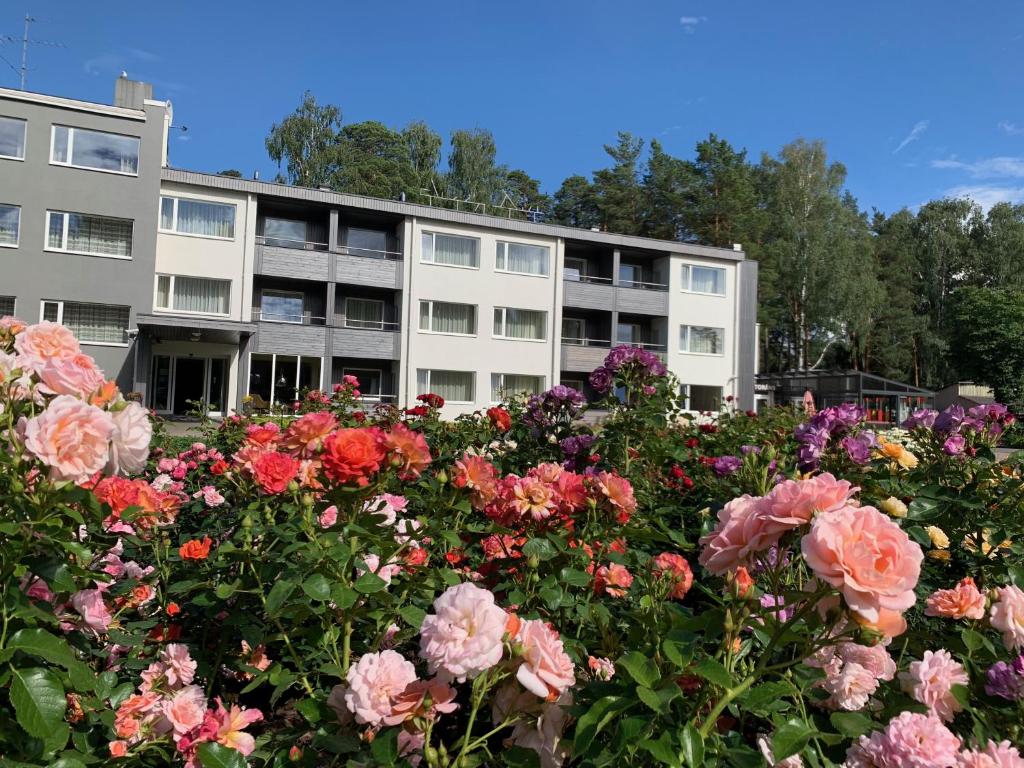 un edificio de apartamentos con flores delante en Pine Resort, en Saulkrasti