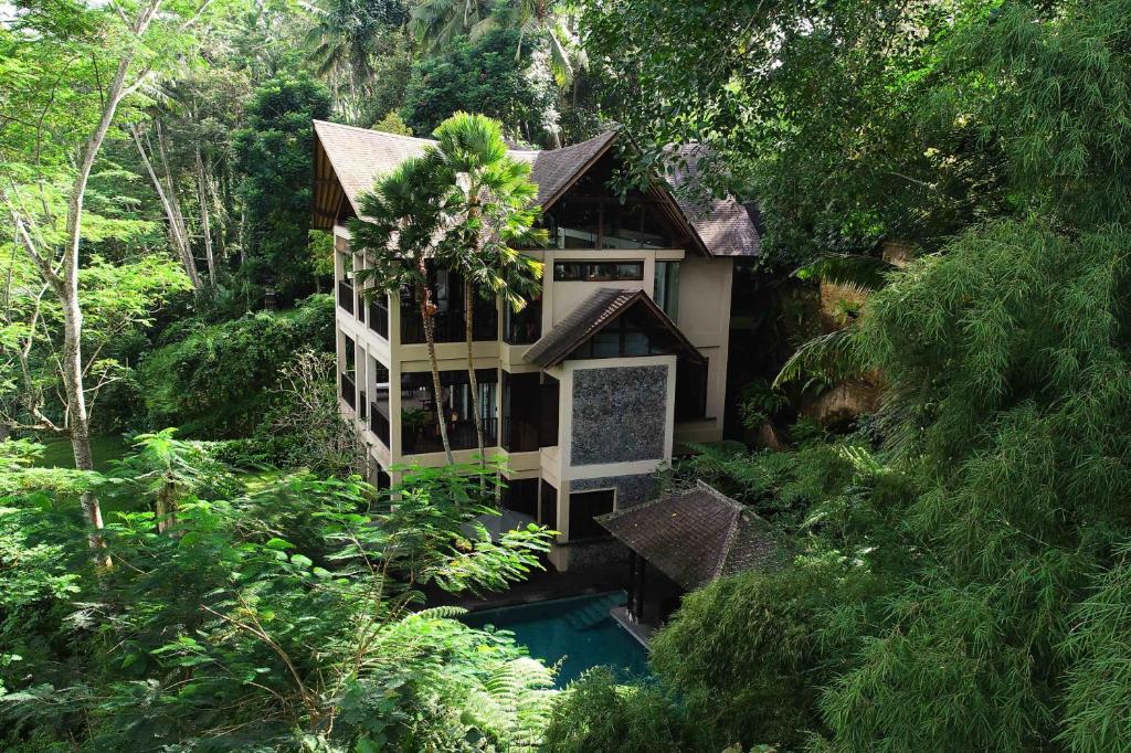 een luchtzicht op een huis in de jungle bij Villa Naga Putih in Ubud