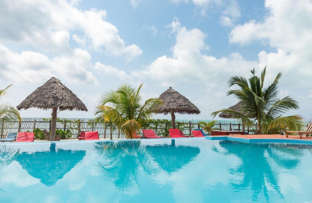 Bazén v ubytování Ifa Beach Resort nebo v jeho okolí