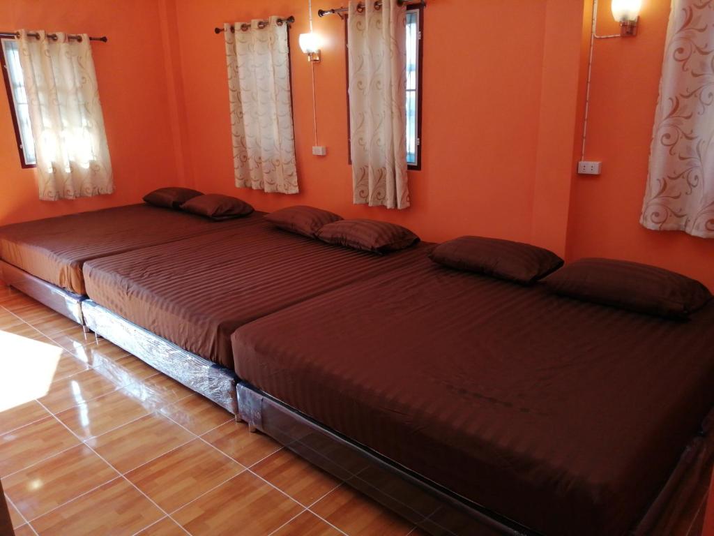 Postel nebo postele na pokoji v ubytování Chanakarn Guesthouse Sangkhla Buri