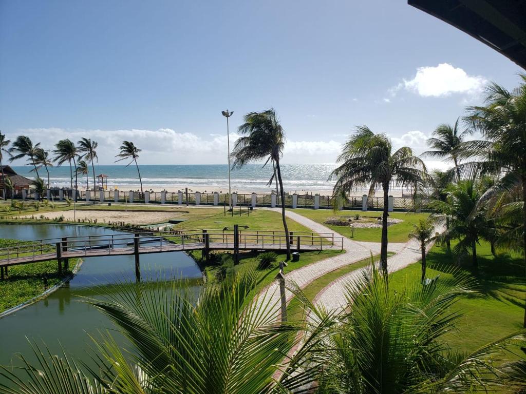 uma vista para a praia a partir da varanda de um resort em Aquaville Resort em Aquiraz