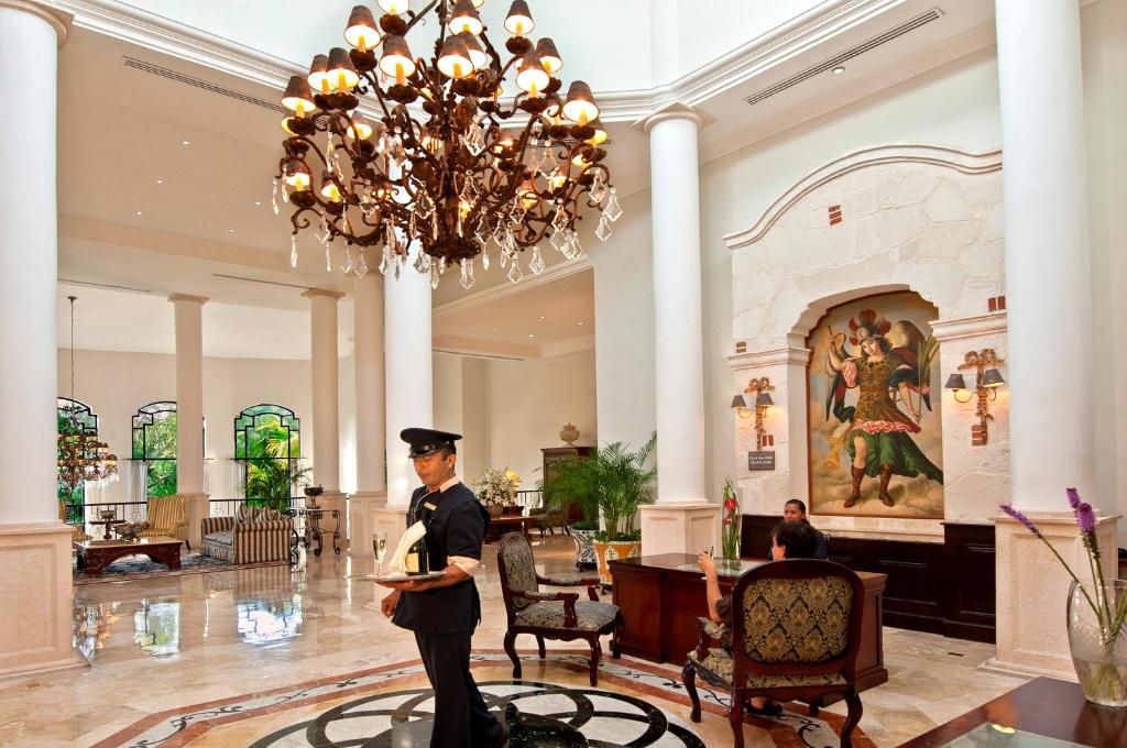 Персонал Royal Hideaway Playacar All-Inclusive Adults Only Resort
