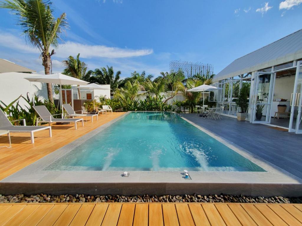 une piscine devant une maison dans l'établissement MEET Boutique Resort, à Surat Thani