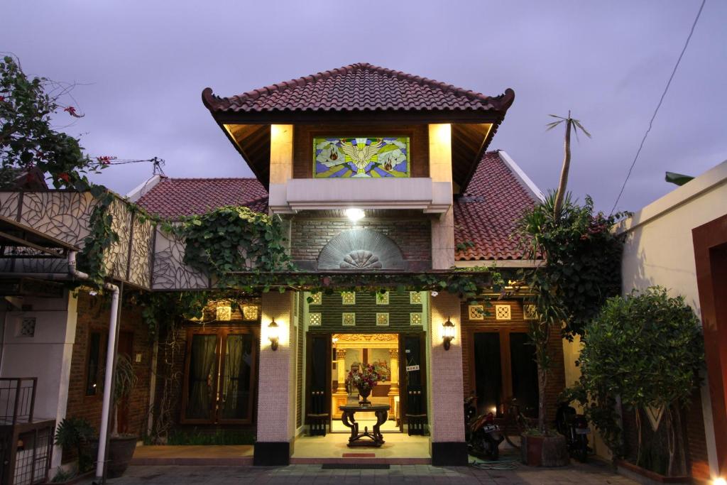 日惹griya desa hotel & pool的一座顶部有钟楼的建筑