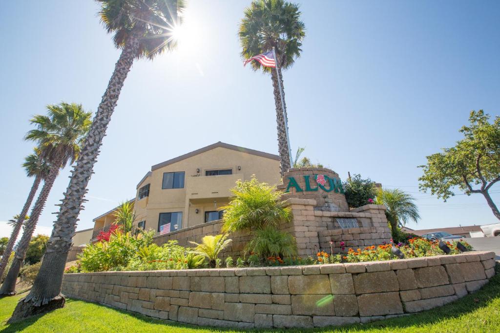 um monumento em frente a um edifício com palmeiras em Aloha Inn em Arroyo Grande