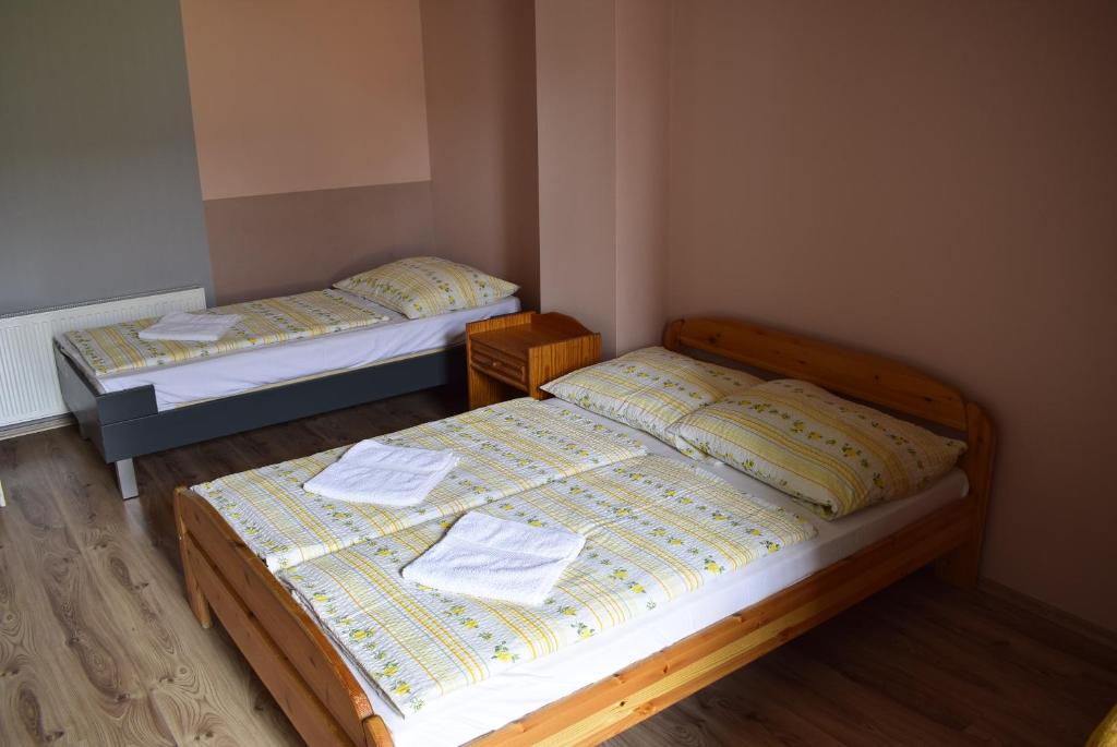 Postel nebo postele na pokoji v ubytování Taverna panzió