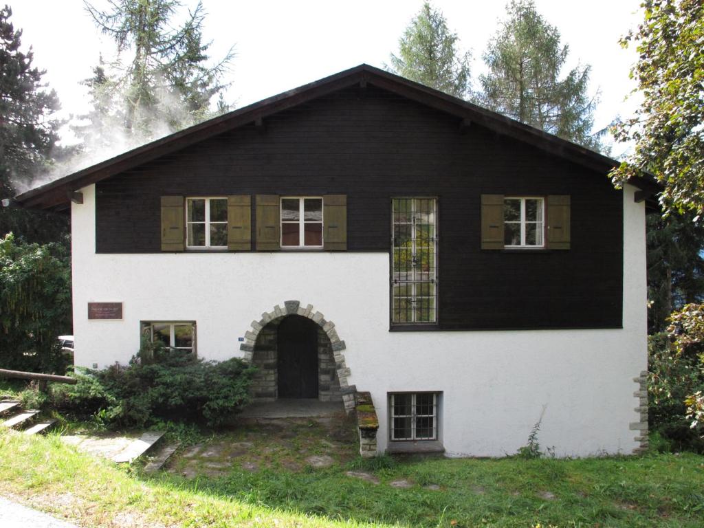 een huis met zwarte en witte verf bij Arche de Noé B&B in Verbier
