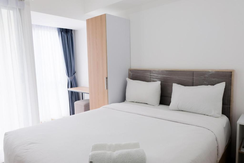 Ένα ή περισσότερα κρεβάτια σε δωμάτιο στο Comfy Studio at M-Town Gading Serpong Apartment By Travelio