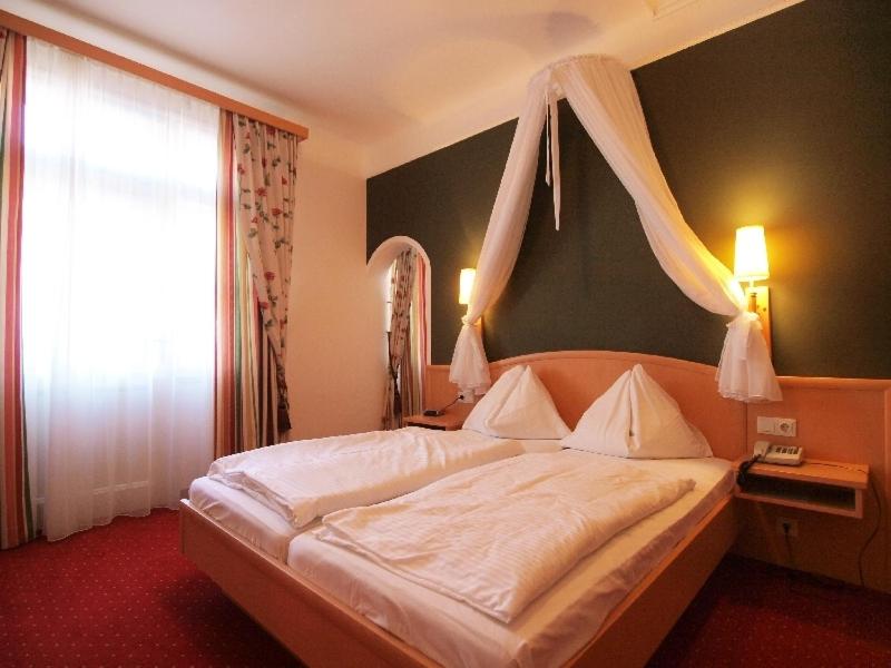 Postel nebo postele na pokoji v ubytování Hotel Drei Hasen