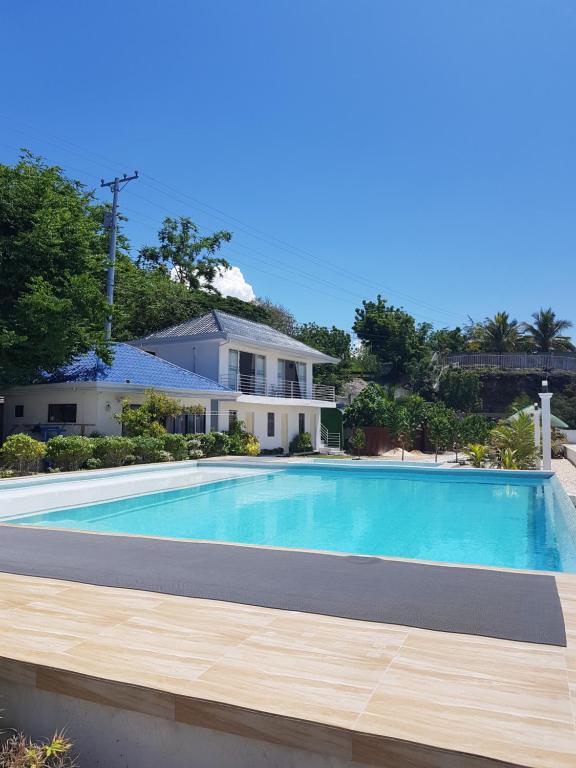 Bazén v ubytování Seascape Beach Resort Oslob nebo v jeho okolí