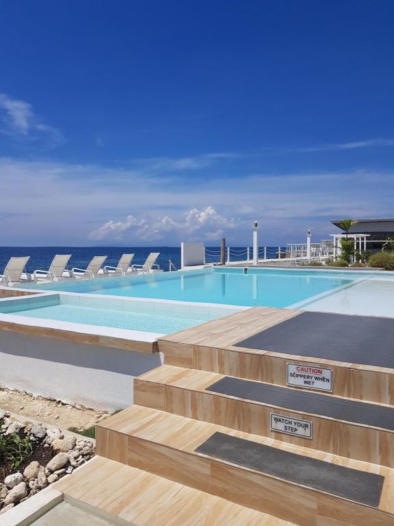 Bazén v ubytování Seascape Beach Resort Oslob nebo v jeho okolí