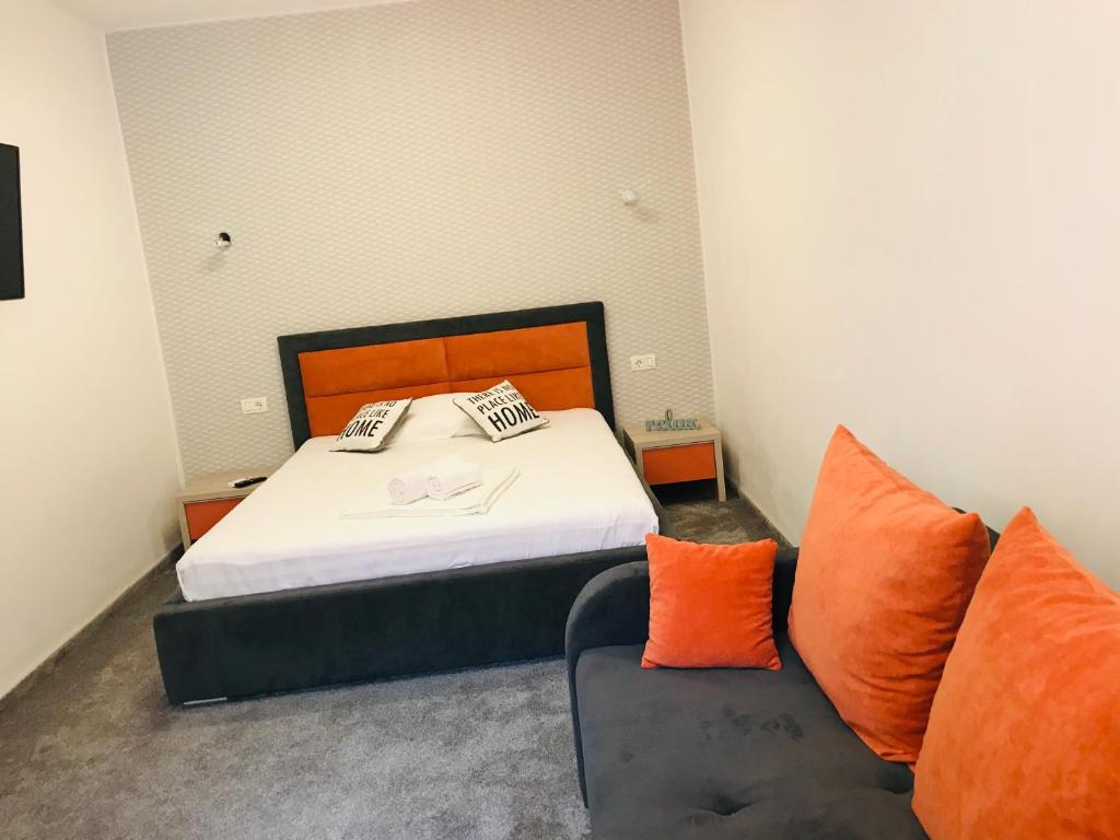 Postel nebo postele na pokoji v ubytování Orange House Constanta