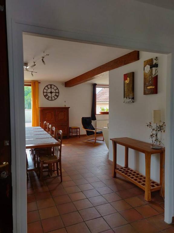 une salle à manger avec une table et une table et des chaises dans l'établissement LA LOGIA DU SAULE, à Rilly-la-Montagne