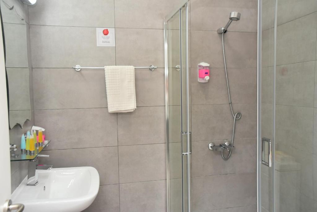 Koupelna v ubytování Rimon Cyprus Israeli Kosher Rooms