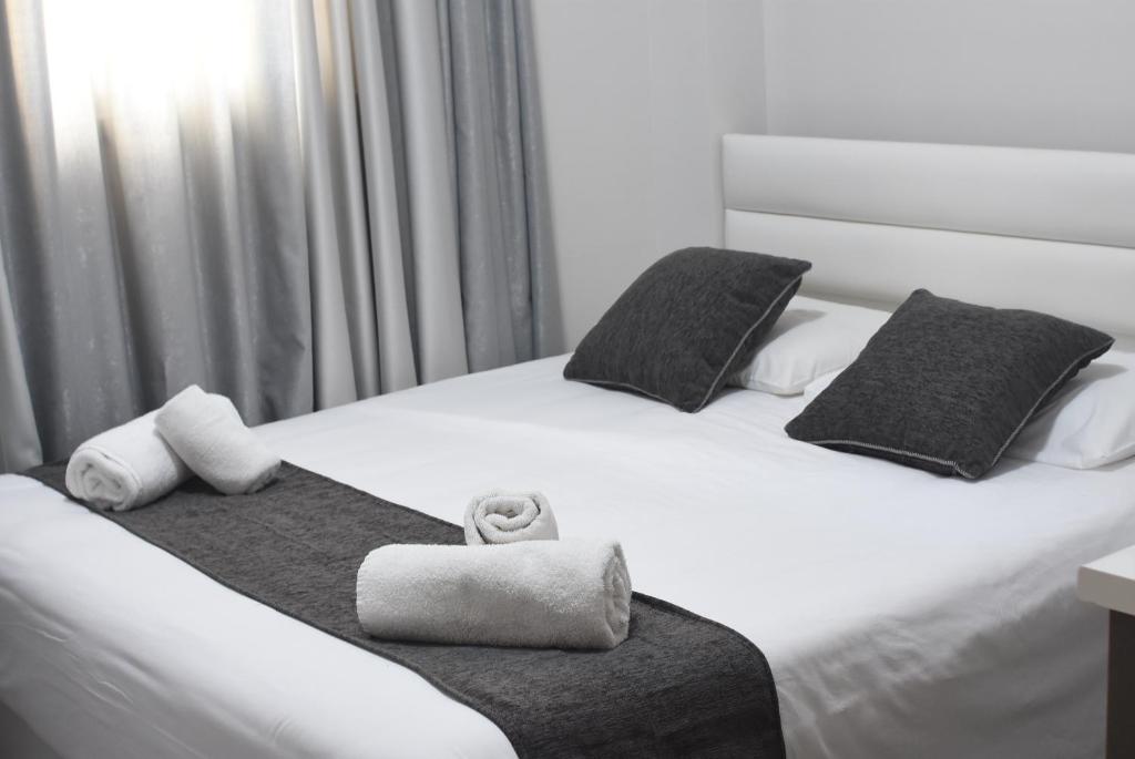 Postel nebo postele na pokoji v ubytování Rimon Cyprus Israeli Kosher Rooms