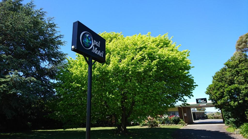 un letrero de la calle frente a un edificio en Opal Motel, en Leongatha