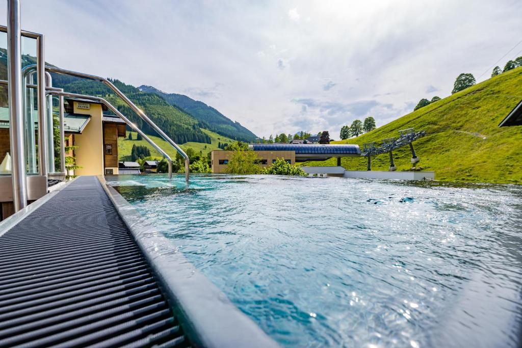 The swimming pool at or close to Hotel Kendler