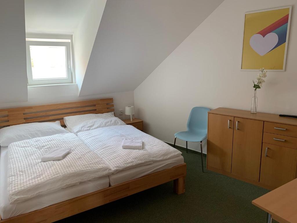 Łóżko lub łóżka w pokoju w obiekcie Mikulov - Inn - hotel s vinným sklepem Venuše