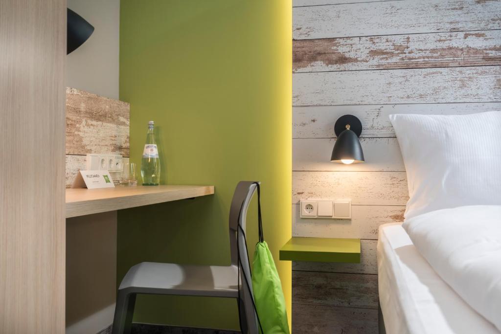 ibis Styles Stuttgart Vaihingen房間的床