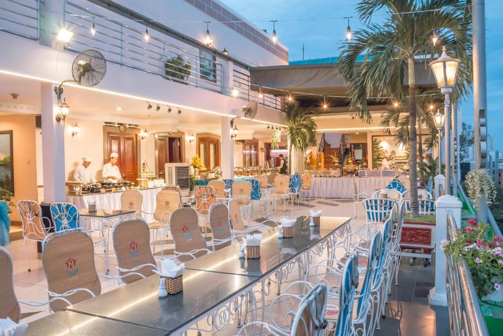 Restaurace v ubytování Huong Sen Hotel
