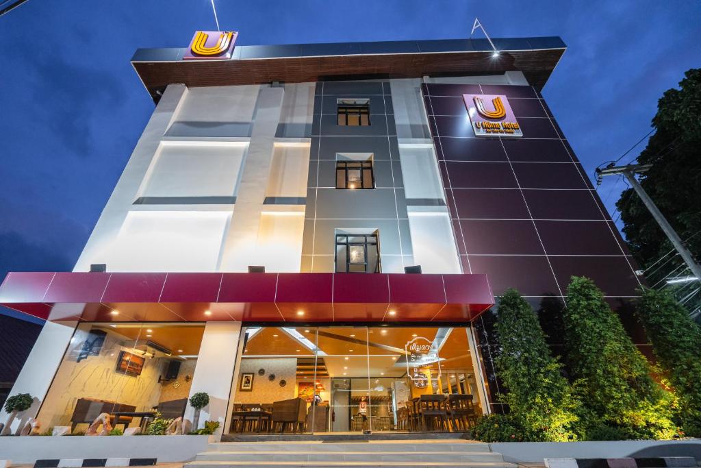 una vista frontal del hotel en U- Homehotel Nakhonpanom en Nakhon Phanom
