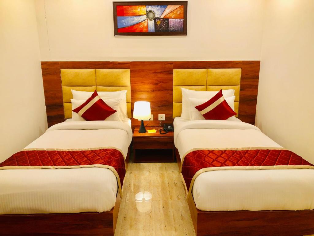 Postel nebo postele na pokoji v ubytování Red Crown Hotel