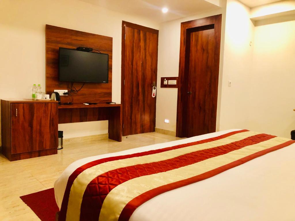 Postel nebo postele na pokoji v ubytování Red Crown Hotel