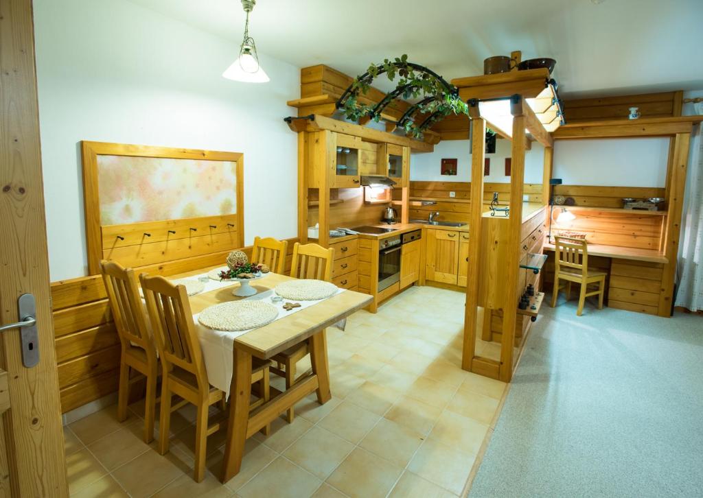 Kuchyň nebo kuchyňský kout v ubytování Chalupa K. Neumannove
