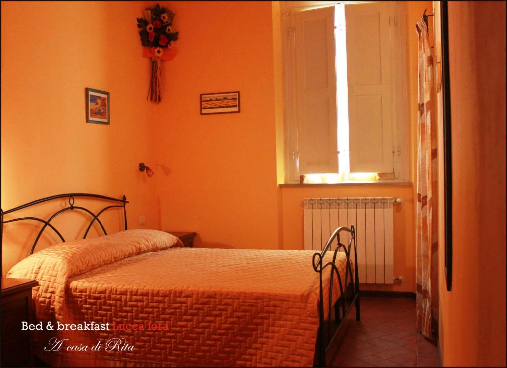 A bed or beds in a room at Bed & Breakfast Lucca Fora