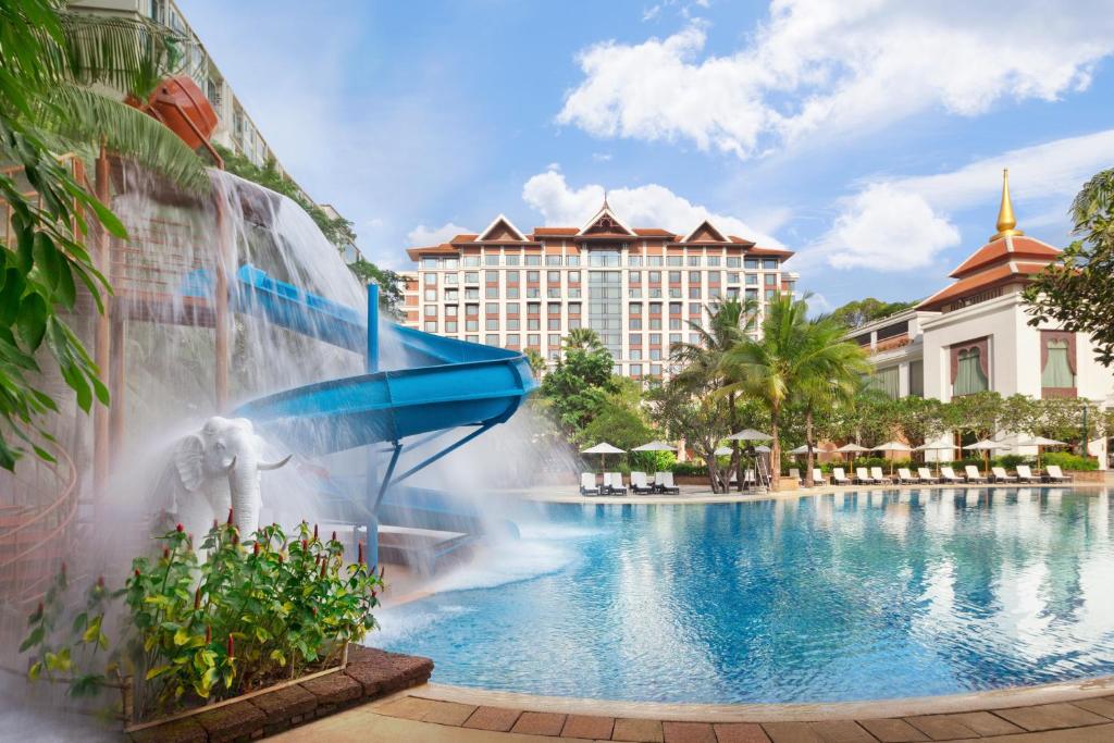 a fountain in front of a pool at a resort at Shangri-La Chiang Mai in Chiang Mai