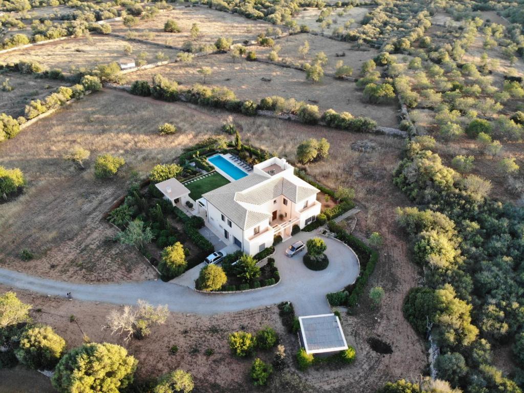 una vista aérea de una gran casa blanca en Villa Can Paulo, en Santanyí