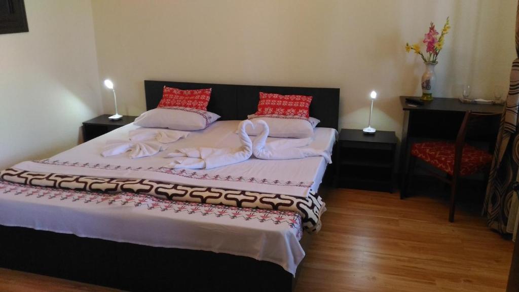 um quarto com 2 camas e toalhas em Edelweiss guesthouse, glamping and camping em Suhaia