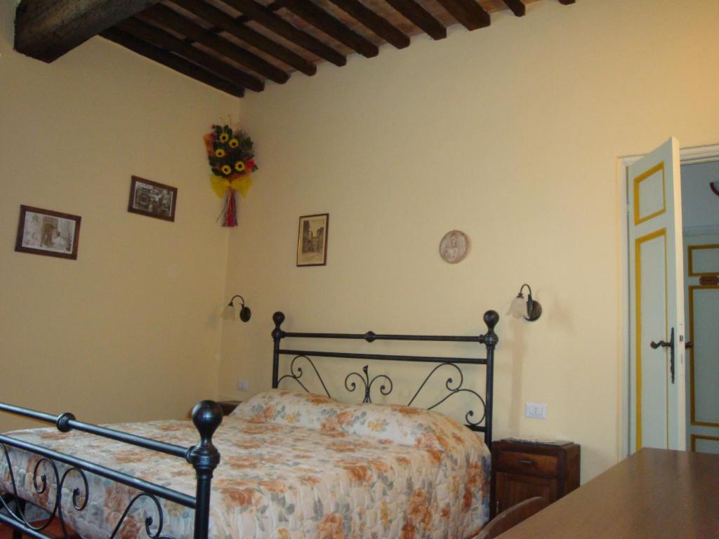 A bed or beds in a room at Bed & Breakfast Lucca Fora