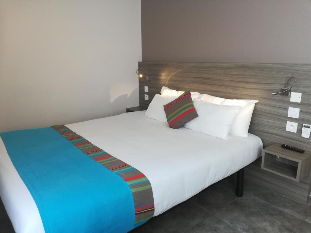 Postel nebo postele na pokoji v ubytování Hotel Le Majestic Canet plage