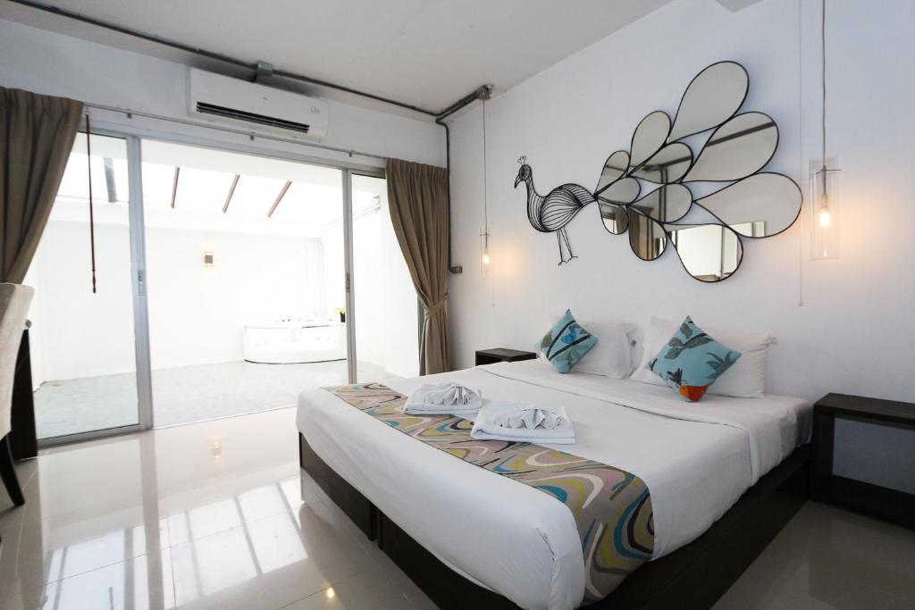Postel nebo postele na pokoji v ubytování The Nest Resort Patong