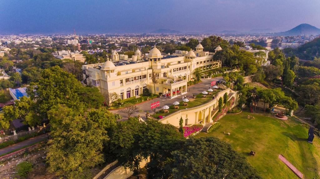 una vista aérea de un gran edificio en un parque en The Lalit Laxmi Vilas Palace en Udaipur