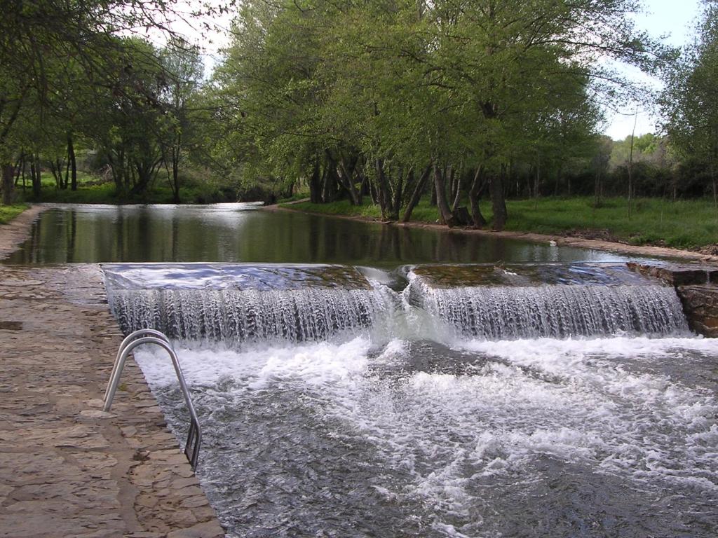 una pequeña cascada en un río en un parque en Apartamento La Sierra, en La Codosera