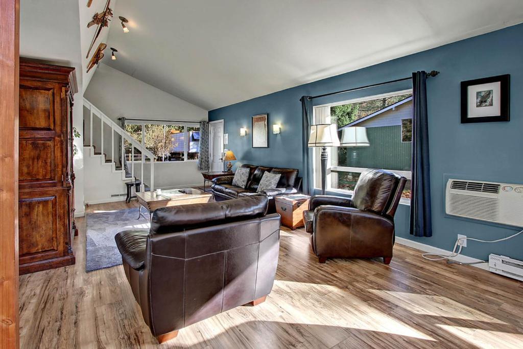 uma sala de estar com paredes azuis e móveis de couro em Baring Bend Lodge em Baring