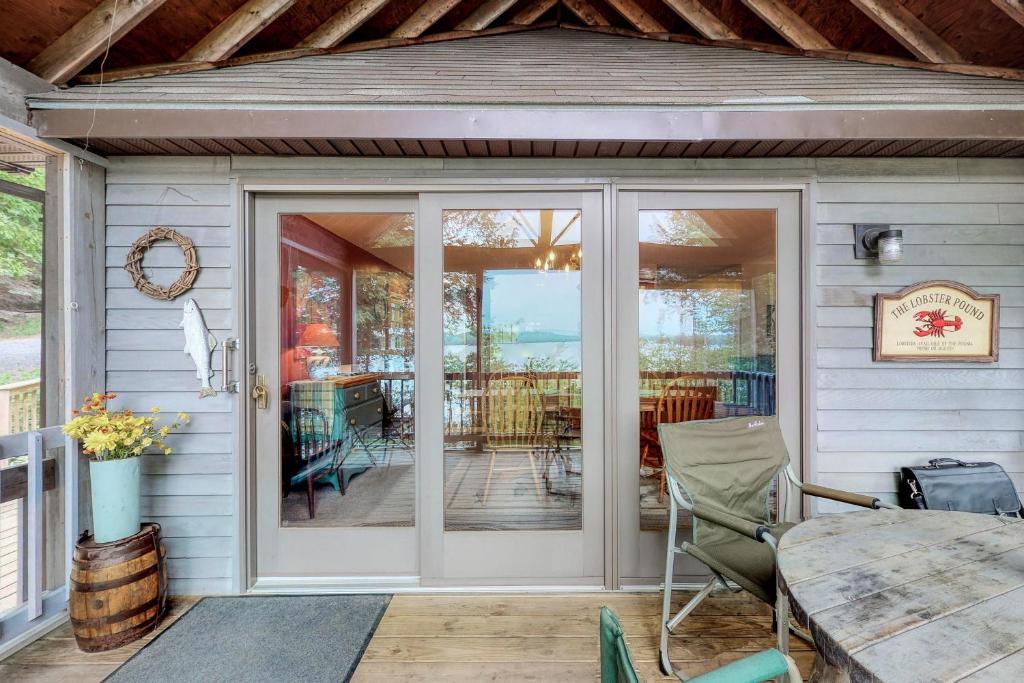 Balkón nebo terasa v ubytování Loon Cove Cottage