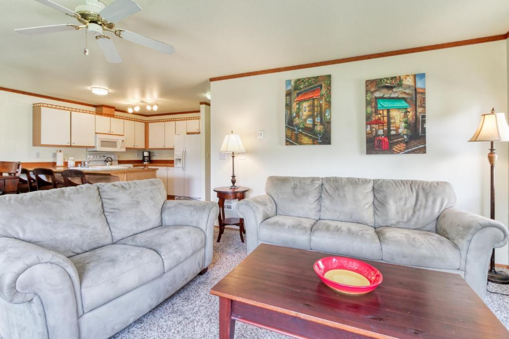 a living room with two couches and a table at 3 Bed 2 Bath Apartment in Leavenworth in Leavenworth