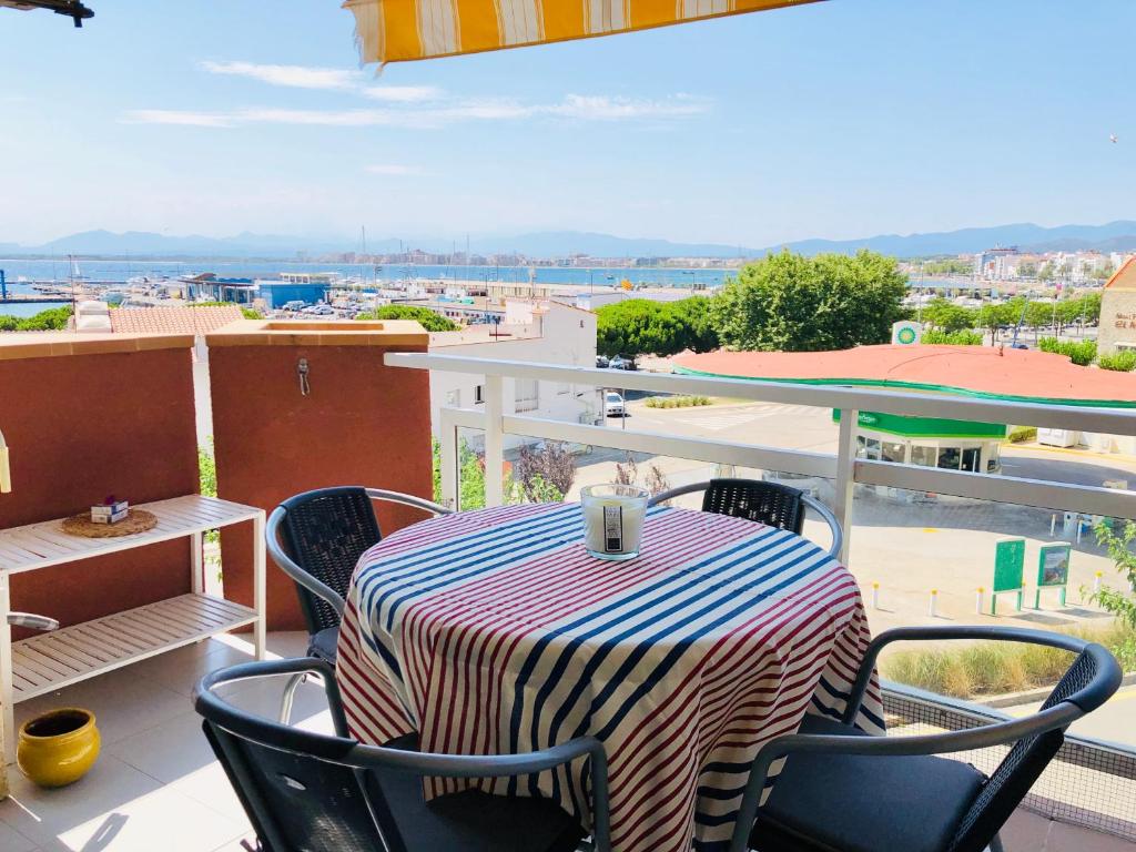 Fotografia z galérie ubytovania ROC MAR 7 2A - Apartamento cerca del centro y de la playa - terraza con vistas al mar y al puerto v destinácii Roses