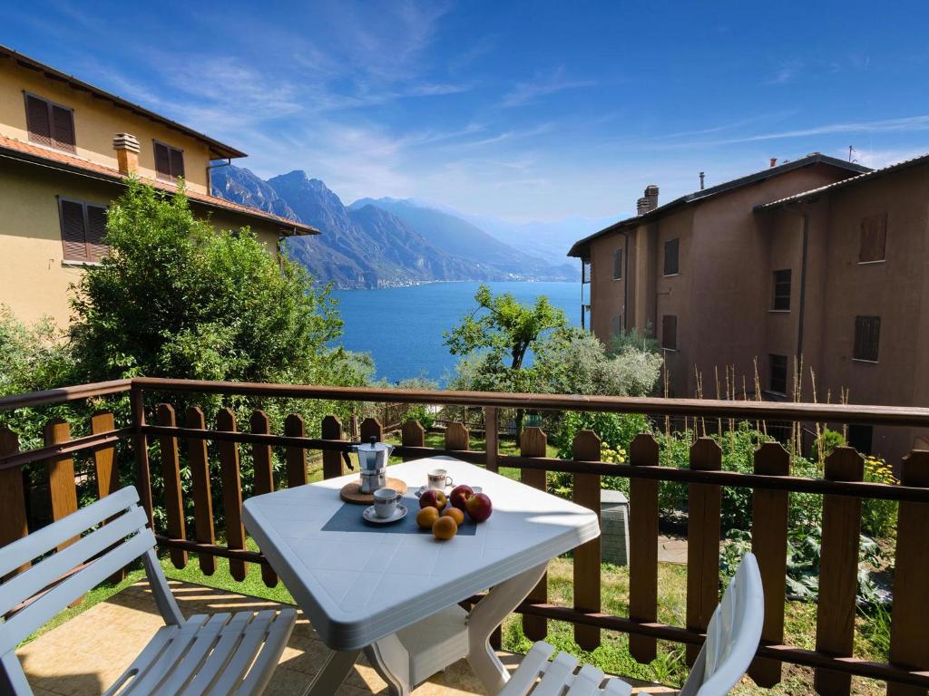 stół i krzesła na balkonie z widokiem w obiekcie Discesa a Lago with terrace and garden on lake Iseo w mieście Riva di Solto