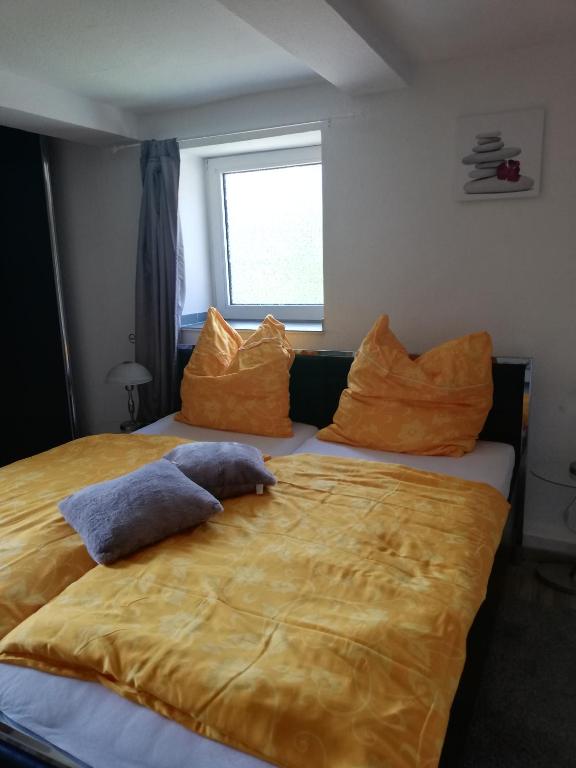 duże łóżko z dwoma poduszkami na górze w obiekcie Pension da Alessandro w mieście Hemer