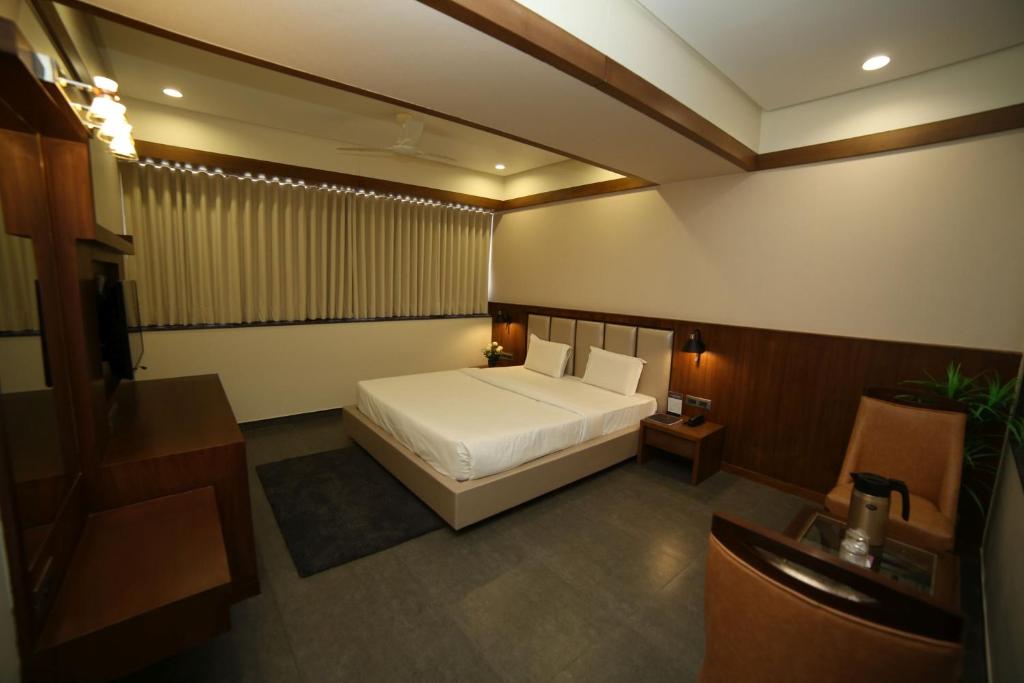 Postel nebo postele na pokoji v ubytování Hotel Avaante Ahmedabad Formerly known as The Orchid Hotel