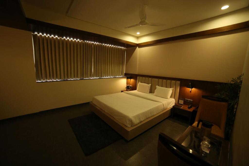 Postel nebo postele na pokoji v ubytování Hotel Avaante Ahmedabad Formerly known as The Orchid Hotel