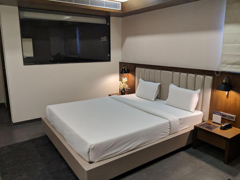 Postel nebo postele na pokoji v ubytování Hotel Avaante Ahmedabad Formerly known as The Orchid Hotel