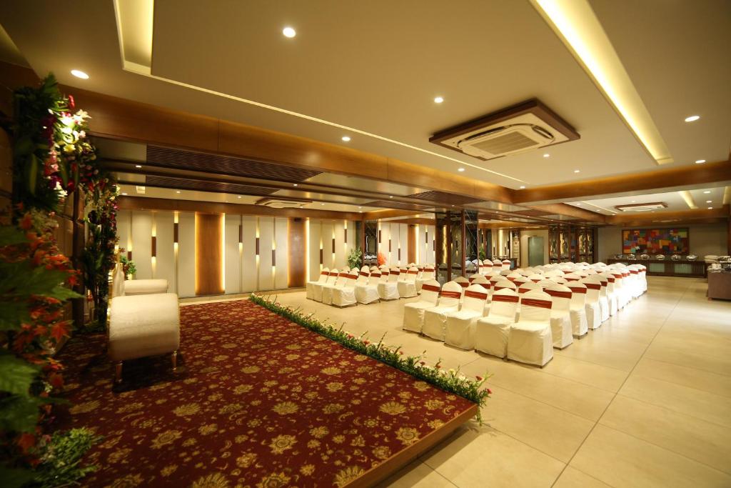 Posezení v ubytování Hotel Avaante Ahmedabad Formerly known as The Orchid Hotel